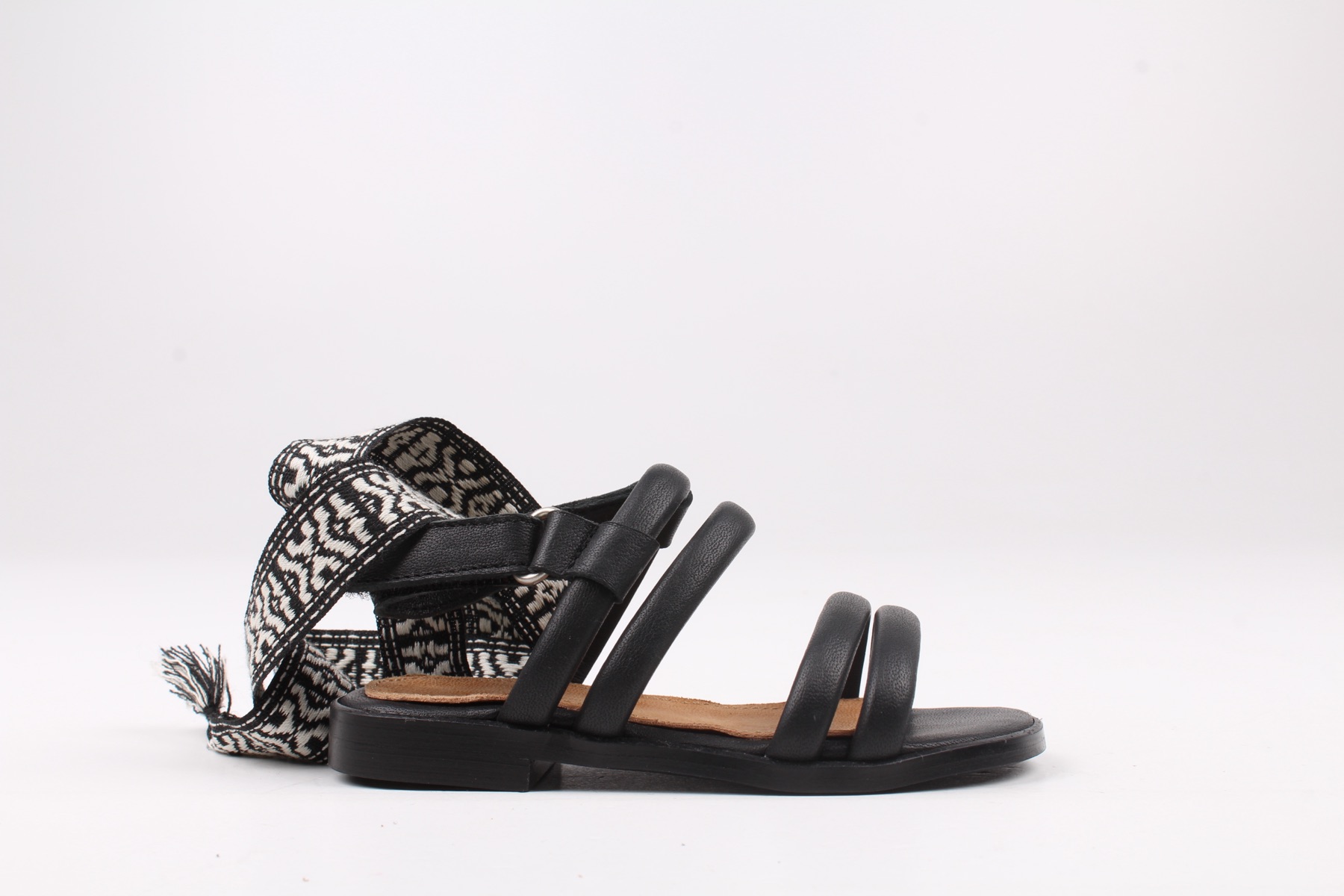Sandalia de tiras en piel negra con detalle de tejido jacquard